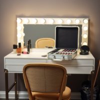 Kozmetikai táskák, állványok, szék